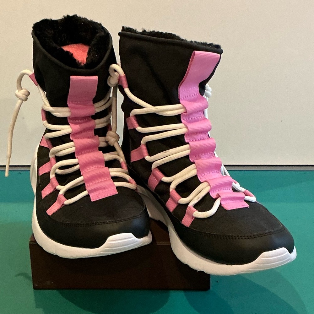 Nike Venture GS ‘Psychic Pink’ Winter Boots Size 5.5Y NWOT